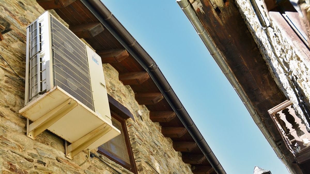 Un equip de climatització, instal·lat en una façana d’un carrer del centre d’Esterri d’Àneu. - EDGAR ALDANA