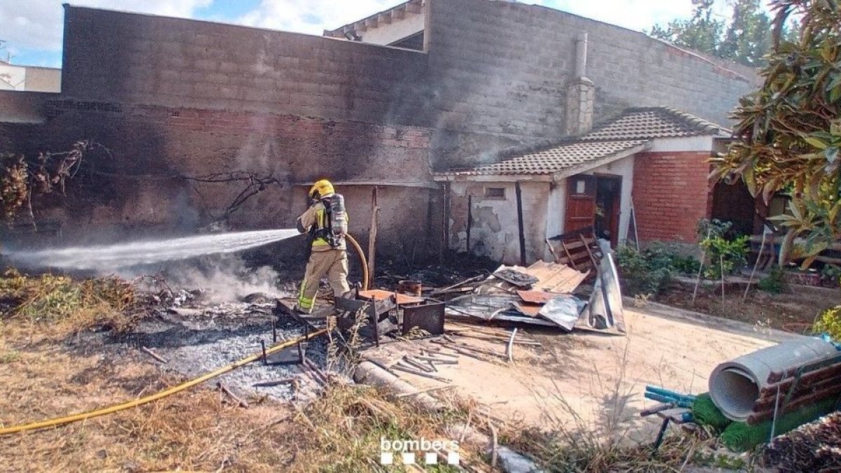 Un bomber apagant el foc a Ivars d’Urgell. - BOMBERS