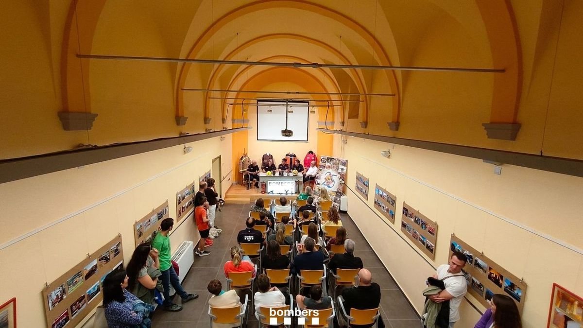 Imatge de la inauguració de l’exposició a la biblioteca. - BOMBERS