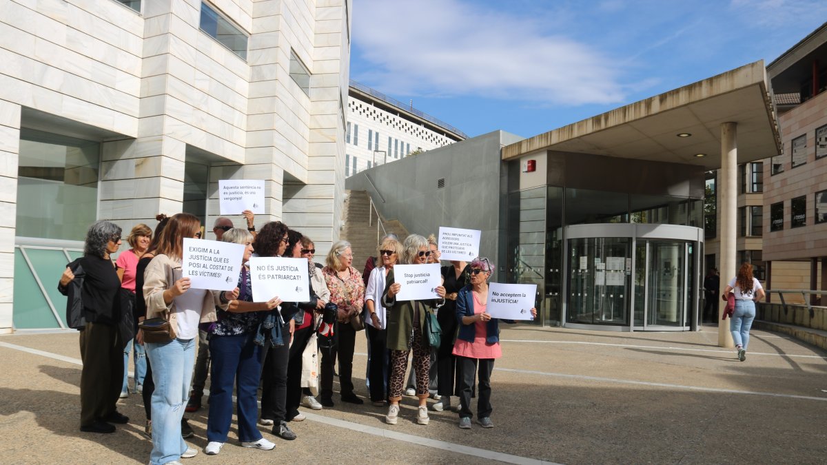 Concentración contra la puesta en libertad del hombre acusado de violar a su hija en Lleida