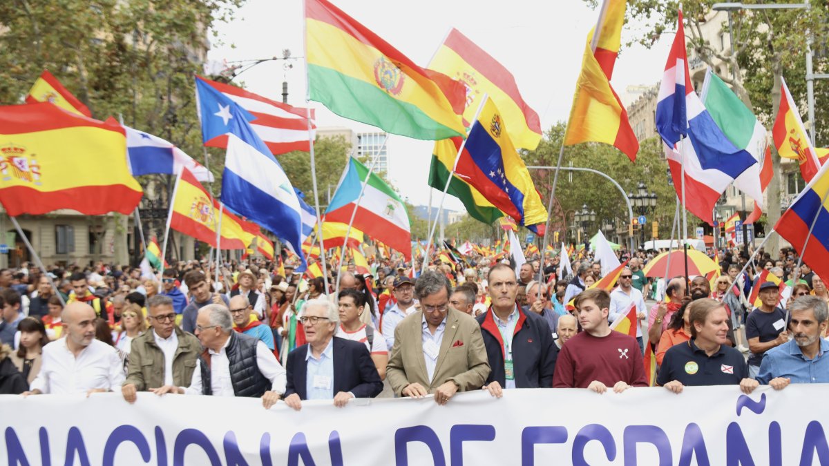 Imatge de la capçalera de la manifestació del 12 d'octubre a Barcelona.