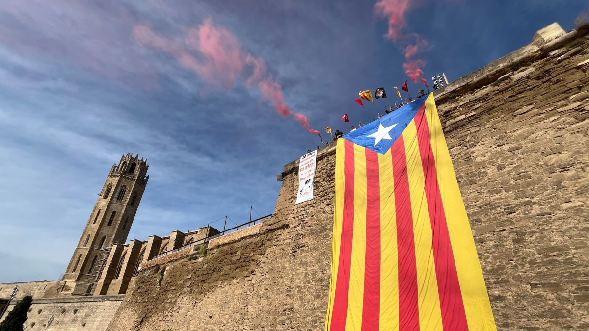 Fotografía de la estelada gigante desplegada en la Seu Vella.