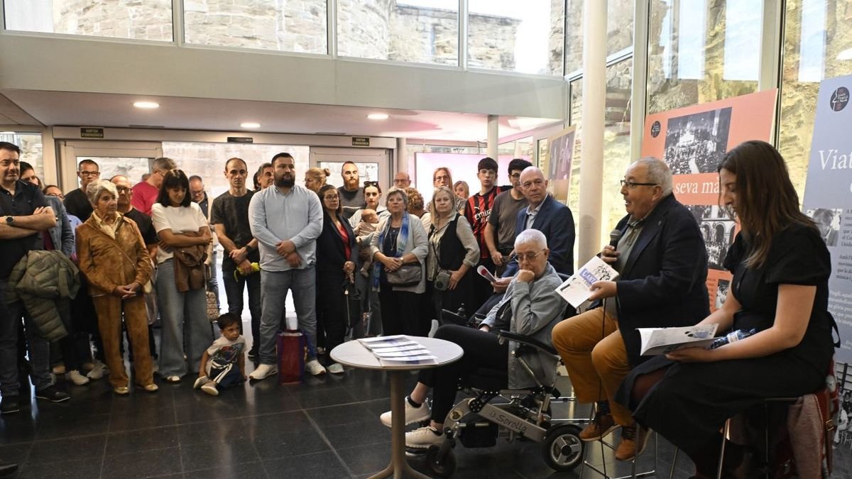 El vestíbulo del Orfeó Lleidatà estrenó ayer la exposición y acogió la presentación del libro sobre Virgili. - SANTI IGLESIAS