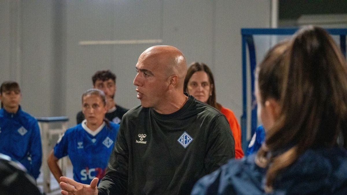 Joan Bacardit da instrucciones a las jugadoras del AEM en un partido de esta temporada. - PAU PASCUAL
