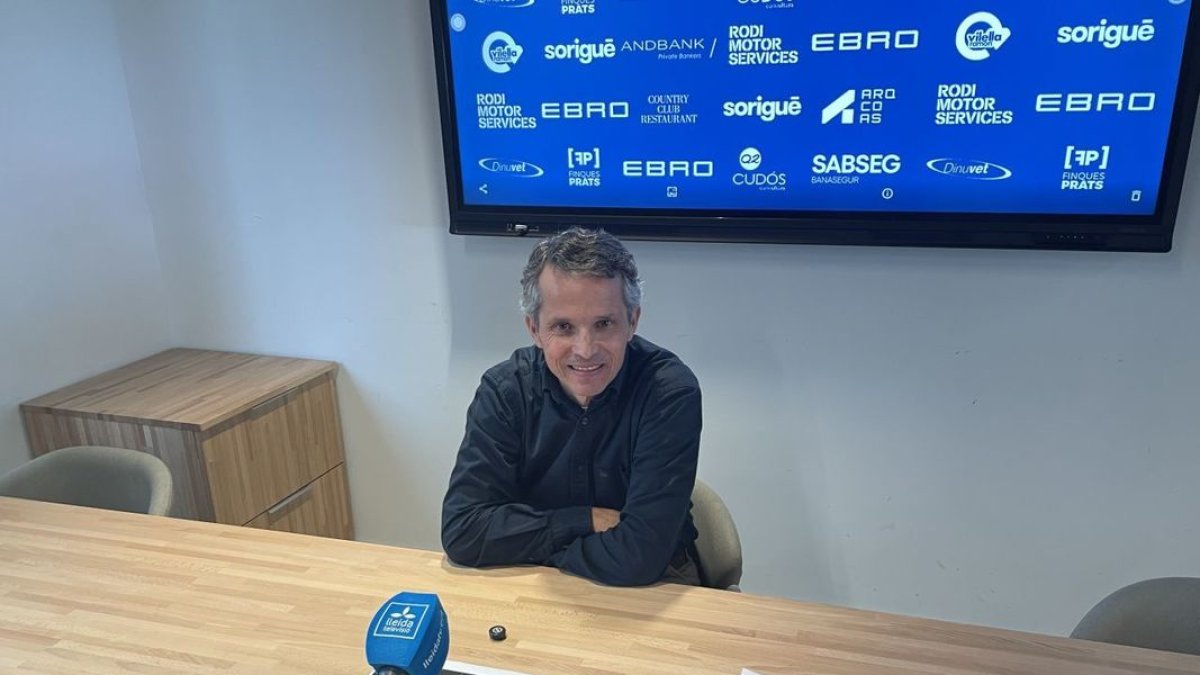 Xavi Bartolo, director deportivo del Atlètic Lleida, ayer en su comparencia ante los medios. - MARC PERELLÓ