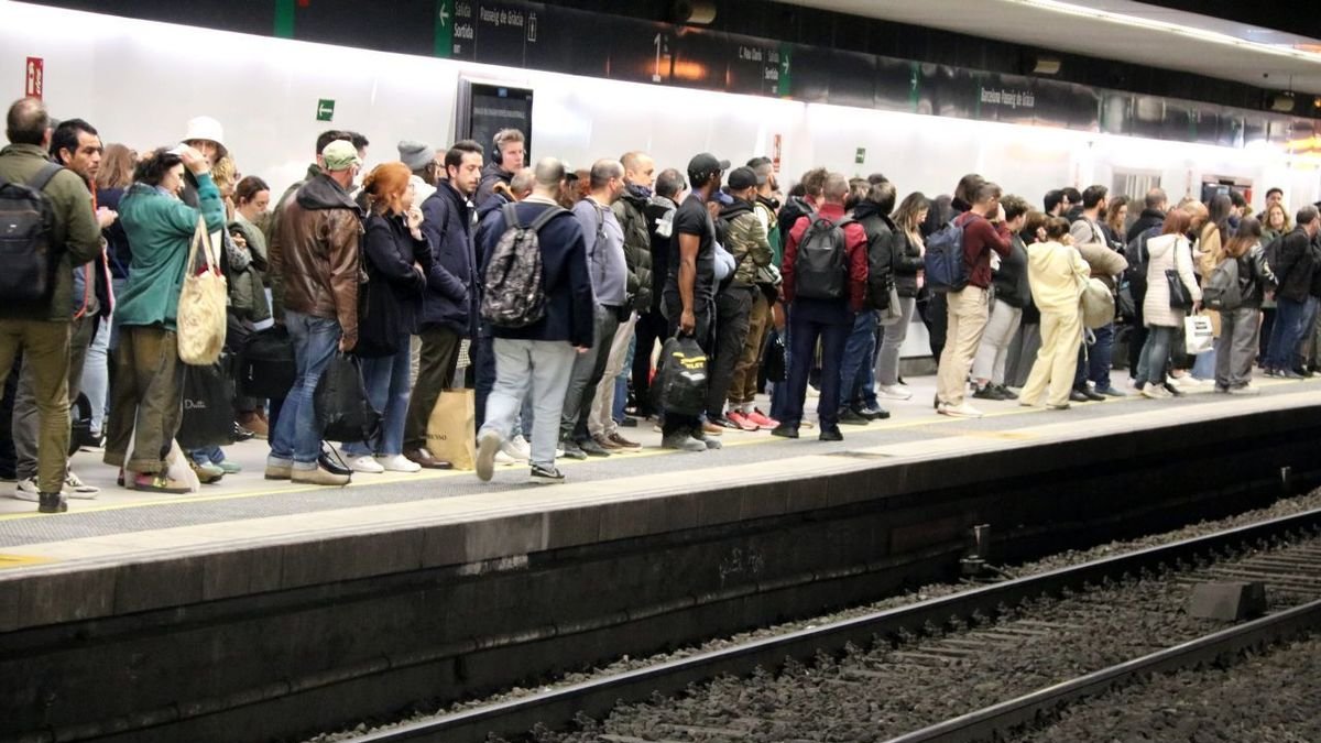 Aglomeración en la estación de Passeig de Gràcia. - ACN