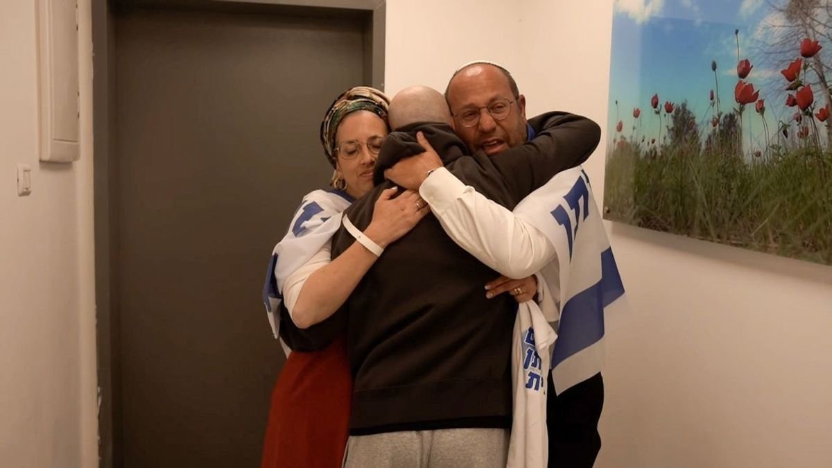 Un rehén israelí abraza a sus padres en Jerusalén. - EFE