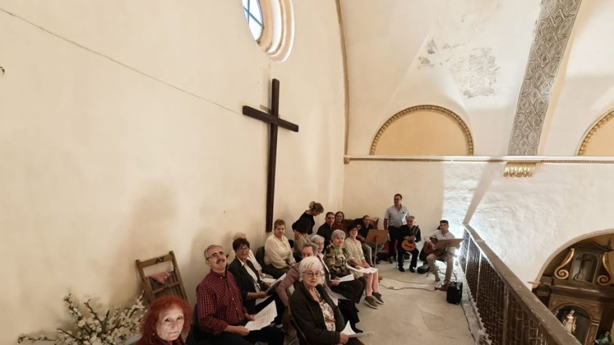 El coro de Estopanyà interpretó la nueva jota el domingo coincidiendo con la fiesta del Pilar. - JOSEP LLADÓS