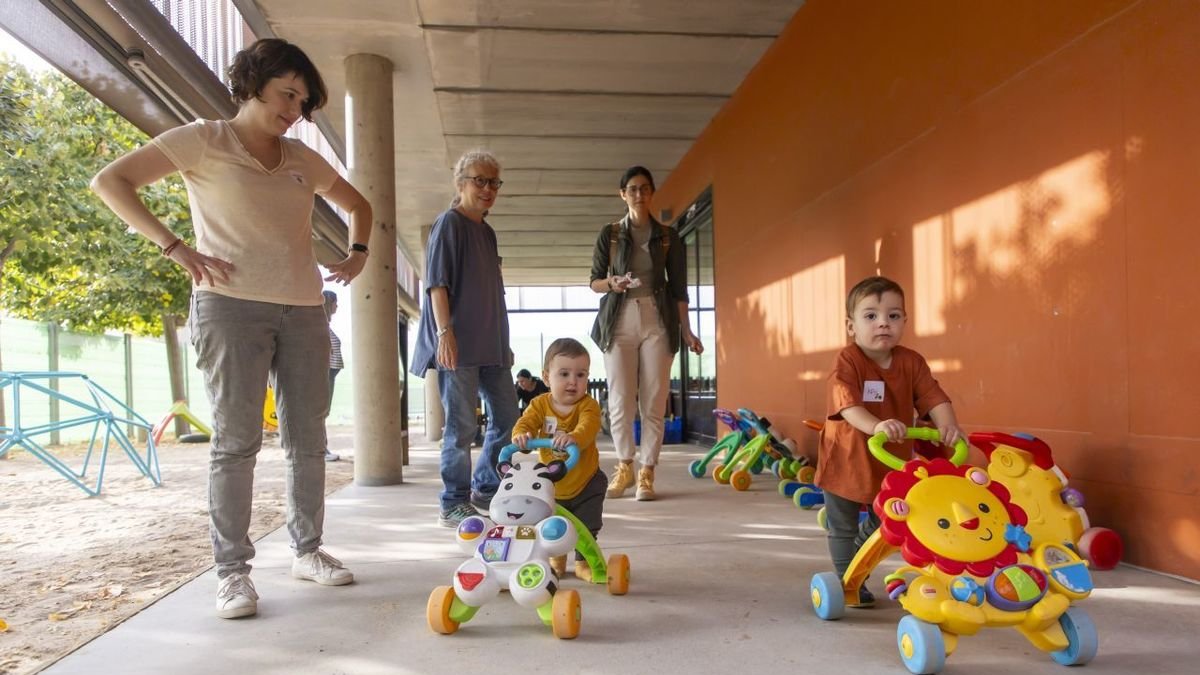 Familias en la ‘escola bressol’ de Albarés, ayer por la tarde. - JORDI ECHEVARRIA
