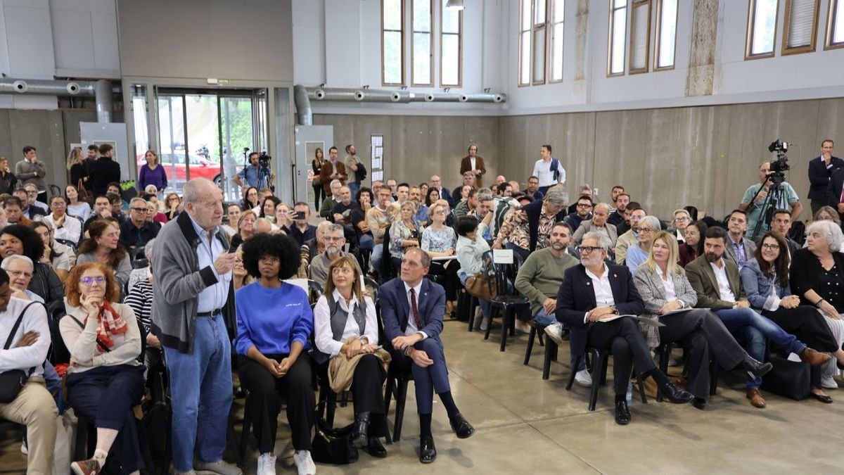 L’alcalde, Fèlix Larrosa, va presentar el pla integral als veïns al Mercat del Pla. - AMADO FORROLLA