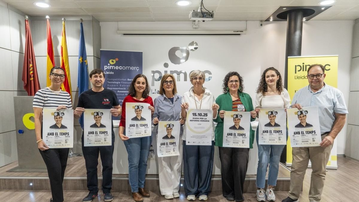 Els impulsors de la iniciativa sostenint el cartell en la presentació ahir a la seu de Pimec Lleida. - PAU PASCUAL PRAT