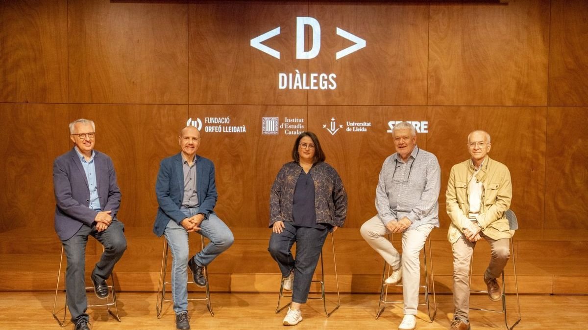 Els representants de les entitats organitzadores del cicle, ahir a l’Espai Orfeó. - PAU PASCUAL