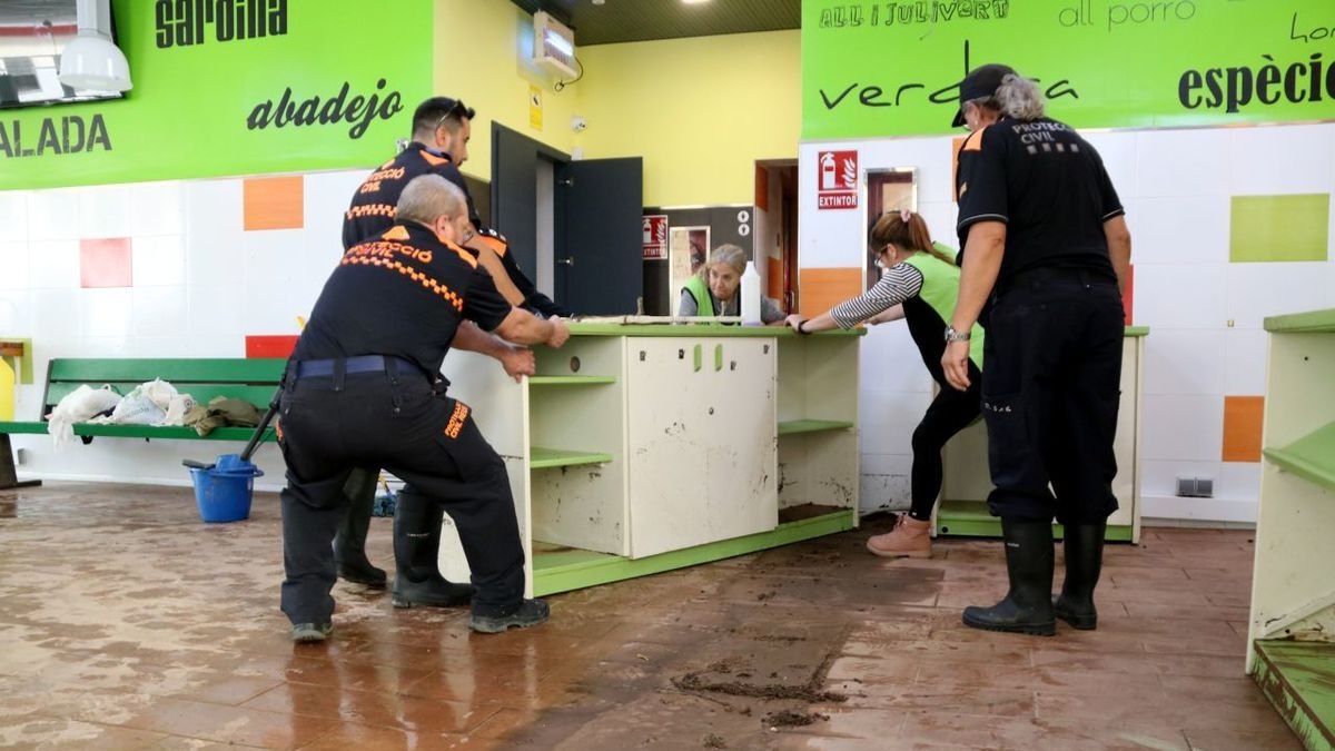 Voluntaris de Protecció Civil ajudant ahir en tasques de neteja a Santa Bàrbara. - ACN