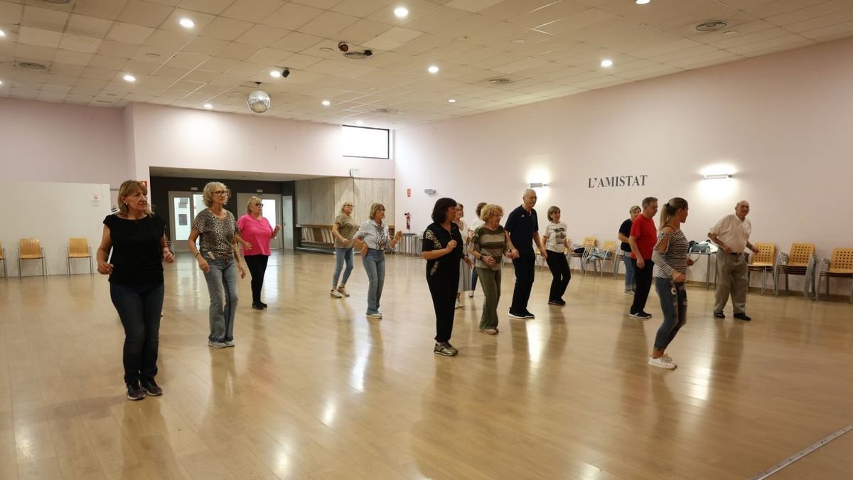 El ‘line-dance’, una altra de les activitats destacades del programa. - A. MOLLERUSSA