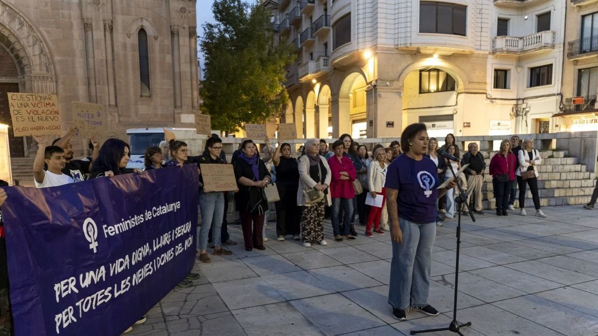 La concentració va tenir lloc ahir a la tarda a la plaça Sant Joan. - JORDI ECHEVARRIA