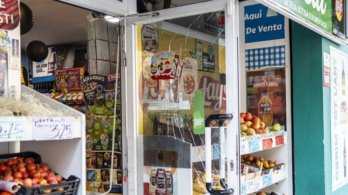 Imatge de la porta de l’establiment amb el vidre trencat. - PAU PASCUAL