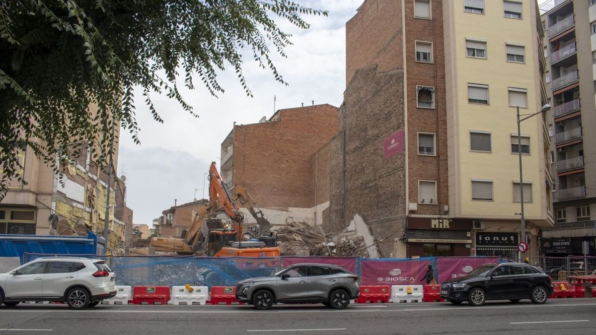 La demolició afecta els números 8, 10 i 12 de l’avinguda Rovira Roure, molt a prop de Ricard Viñes. - ÀLEX SAMPER