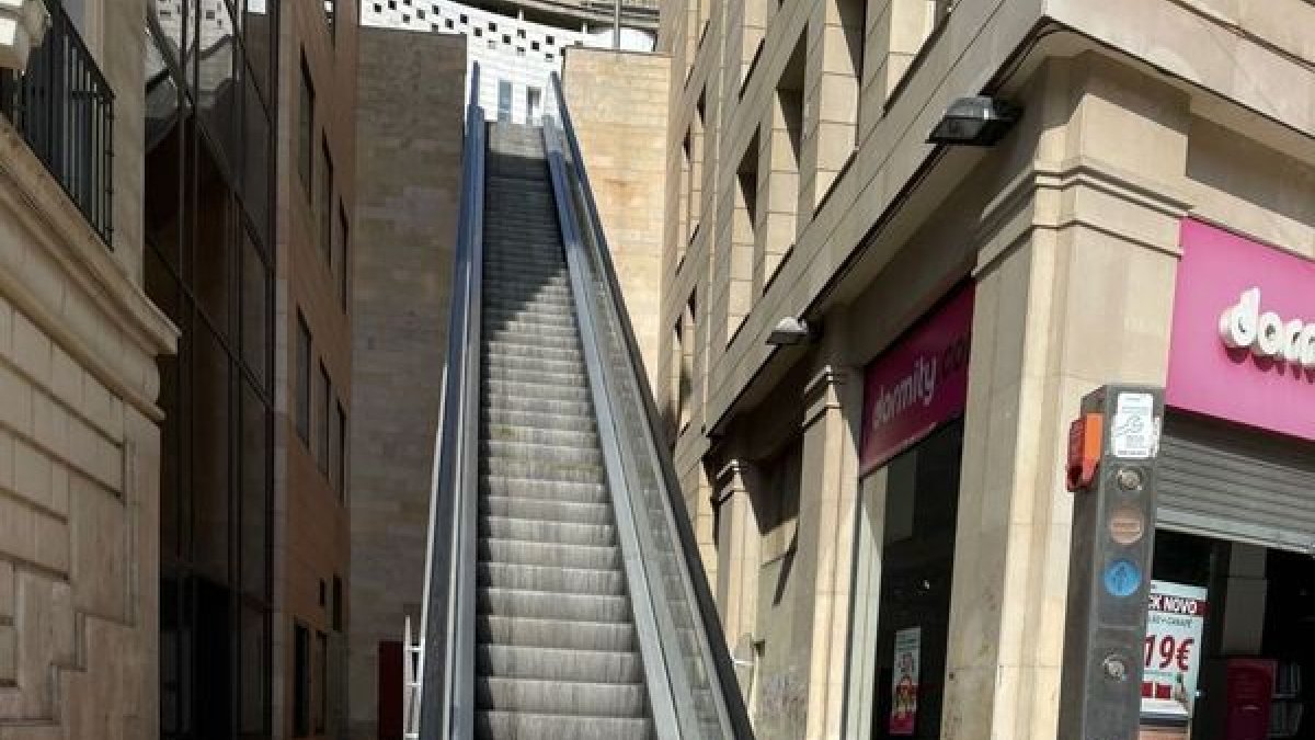 Les escales mecàniques i l’ascensor fa dies que estan avariats. - AGB