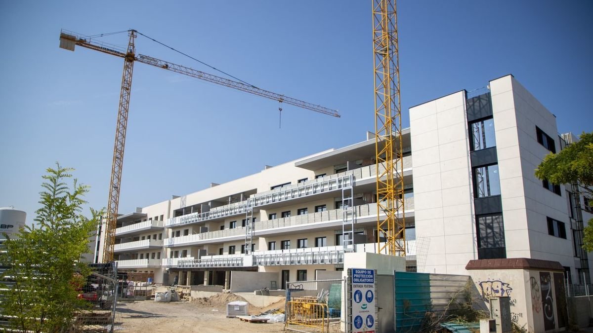 Imatge d’arxiu de la construcció d’un bloc d’habitatges a Lleida ciutat. - GERARD HOYAS
