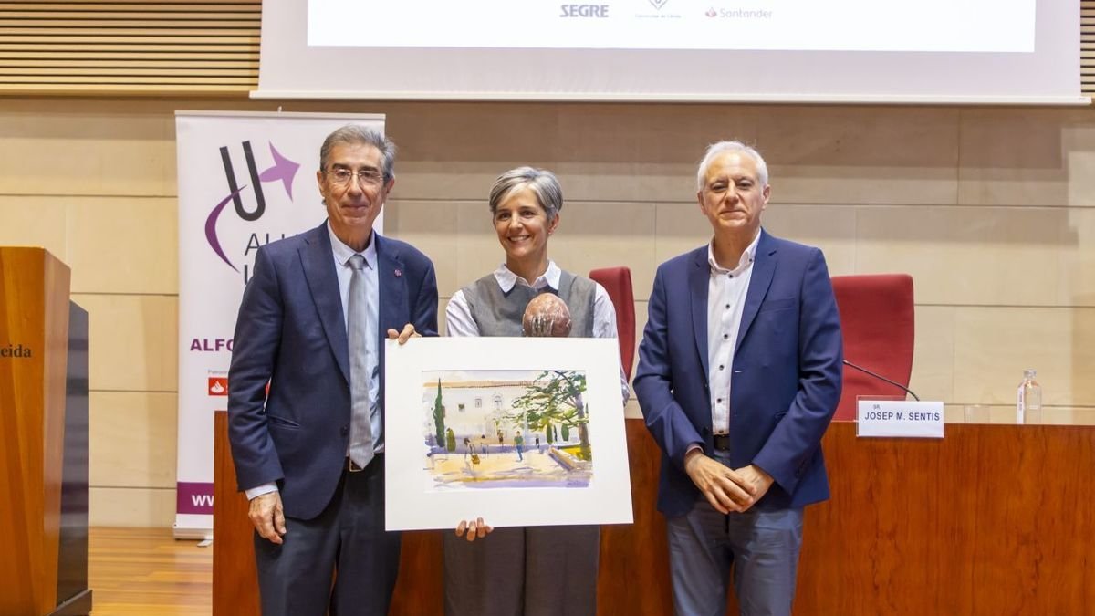 Marta Puyuelo, ahir al costat del rector de la Universitat de Lleida, Jaume Puy, i el president d’Alumni UdL, Josep Maria Sentís. - JORDI ECHEVARRIA
