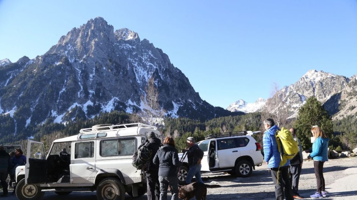 Imatge d’arxiu de turistes a l’entrada del parc a Espot. - E.FARNELL