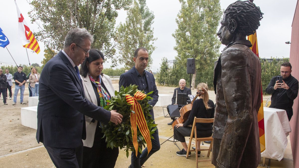 Els representants polítics han entregat una ofrena a l'estatua de Lluís Companys.