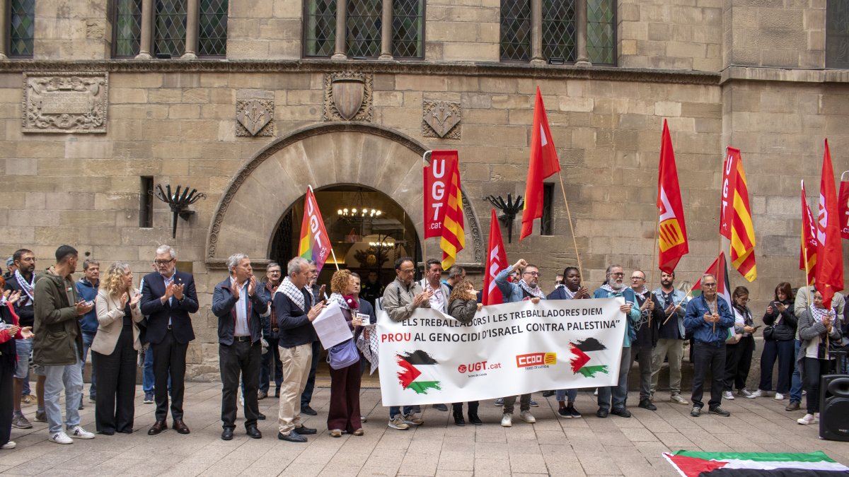 Un moment de la concentració a la plaça Paeria.