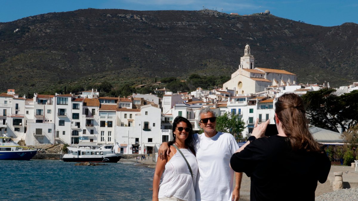 Un parell de turistes es fan una fotografia a Cadaquès, a l'Alt Empordà.