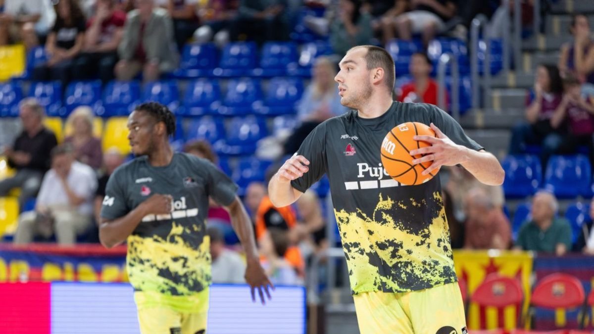 Cameron Krutwig, en el calentamiento antes del histórico partido del domingo ante el Barça. - JAVI ENJUANES