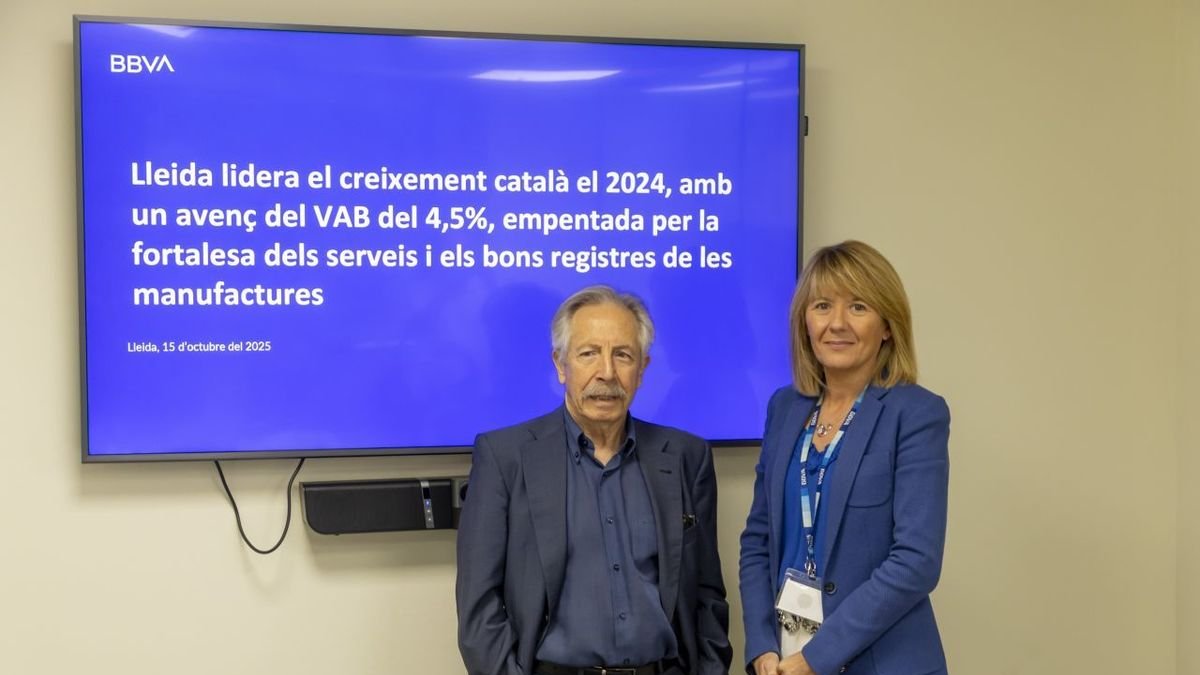 El director del Anuari de BBVA, Josep Oliver, y la directora de zona de BBVA en Lleida, Manoli Jiménez. - JORDIA ECHEVARRÍA