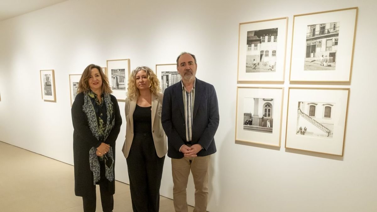 Rocío Santa Cruz, Pilar Bosch y Jesús Navarro presentaron ayer la exposición, que se inaugurará hoy. - JORDI ECHEVARRIA