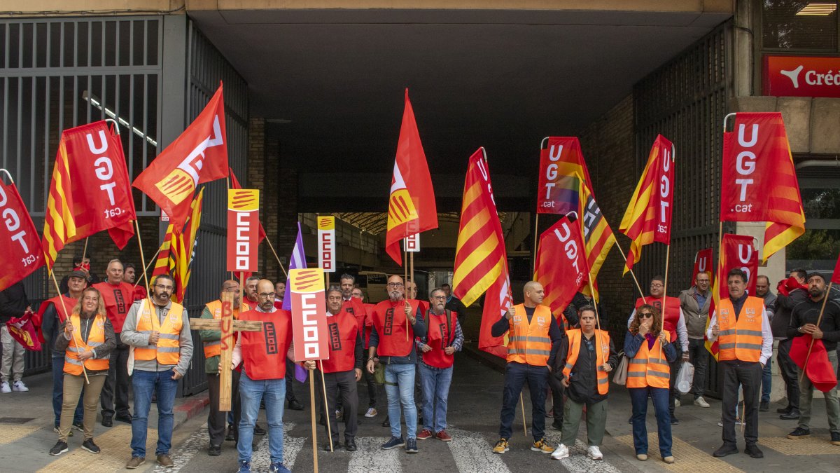 Un moment de la concentració que ha bloquejat l’estació d’autobusos de Lleida.
