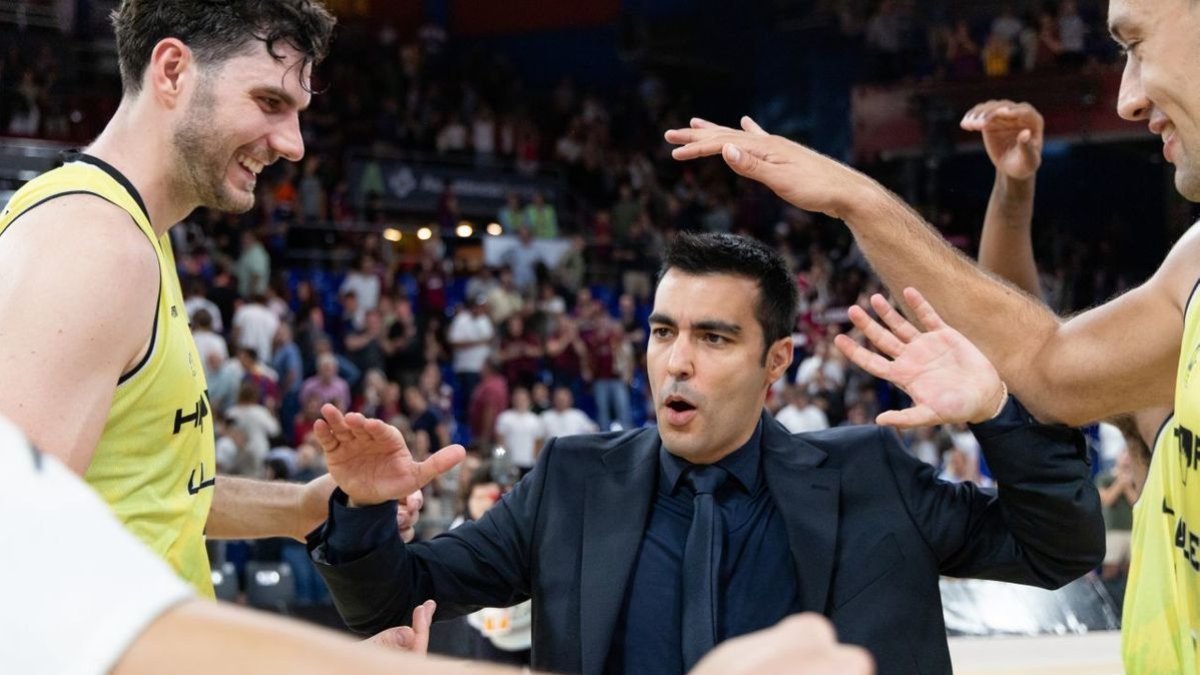 Gerard Encuentra celebra la victòria al Palau Blaugrana de l’últim diumenge amb els seus jugadors. - JAVI ENJUANES