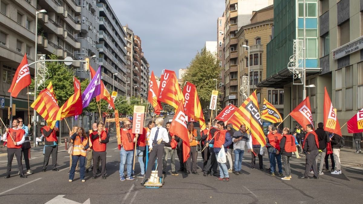 Els treballadors es van concentrar durant una hora davant l’estació d’autobusos de Lleida. - ÀLEX SAMPER