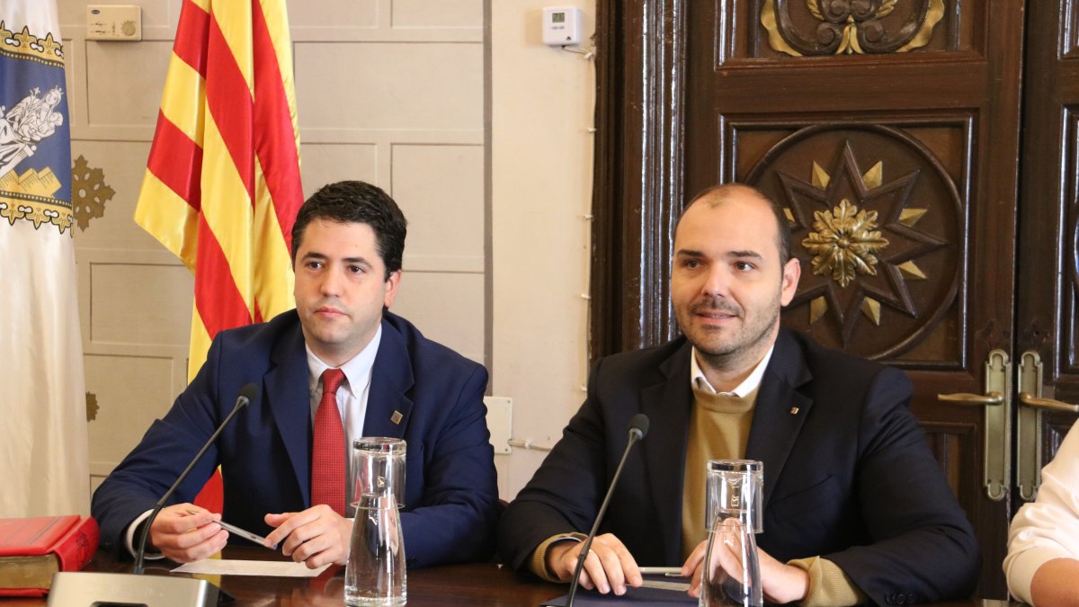 L'alcalde de la Seu d'Urgell, Joan Barrera, i el conseller de Presidència, Albert Dalmau, a la sala de plens del consistori de La Seu d'Urgell.