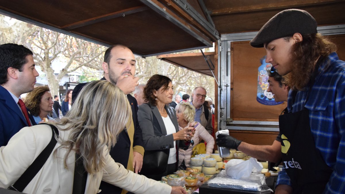 El conseller Dalmau va degustar alguns dels formatges exposats.