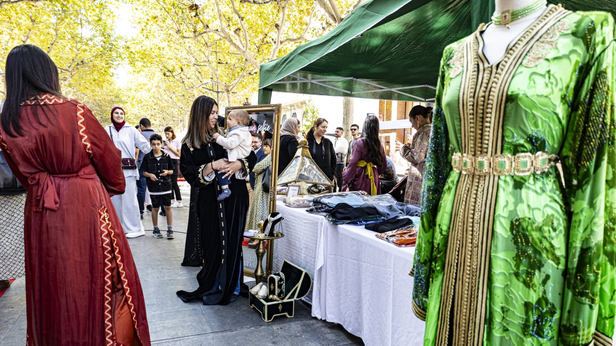 Un dels estands del mercat, que oferia roba i vestits de gala àrabs.