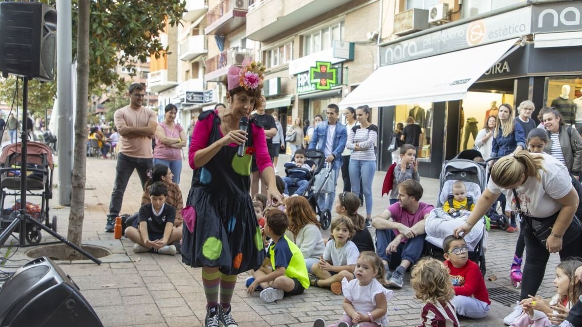La companyia Sac Espectacles va amenitzar la tarda amb l’espectacle de circ ‘Pam patapam’. - JORDI ECHEVARRIA
