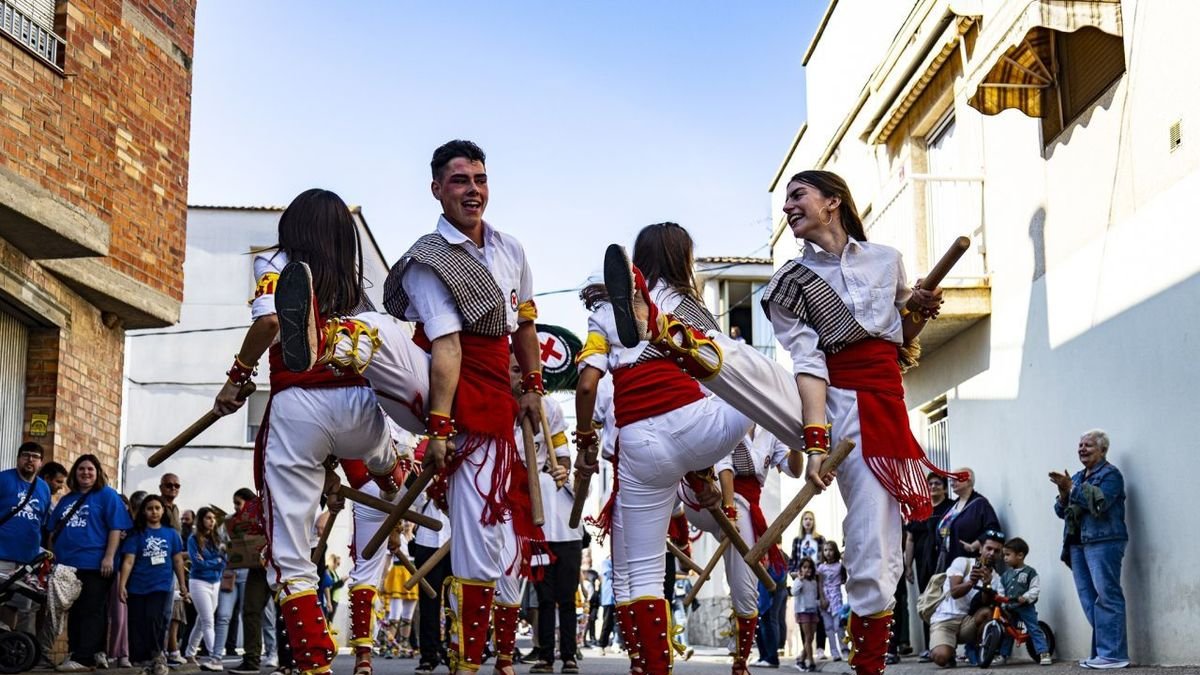 Els bastoners de Lleida durant la cercavila inaugural del festival. - INGRID SEGURA