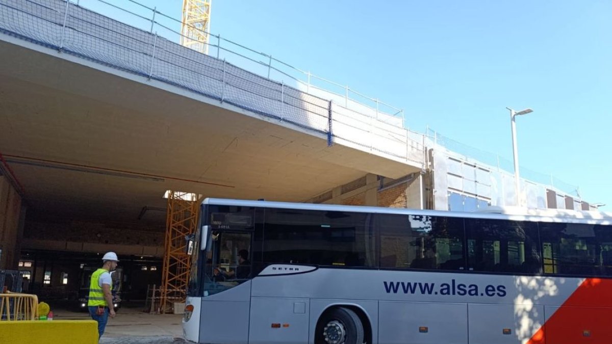 Proves d’accés i sortida de busos de la nova estació, encara en obres