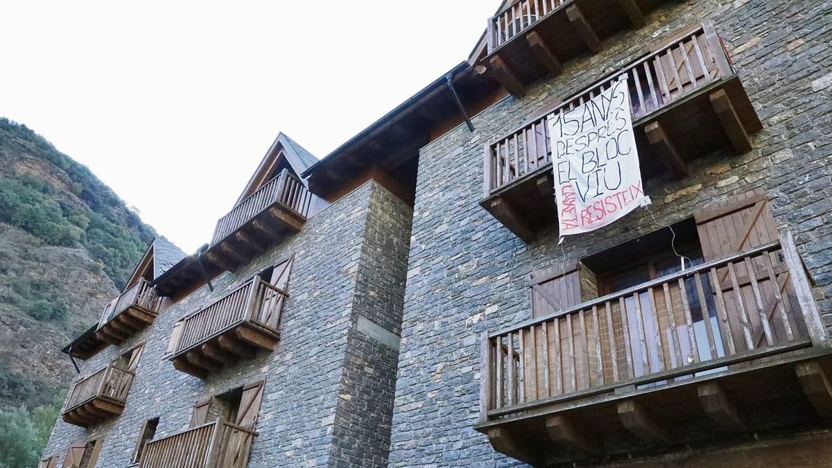 Una pancarta reivindicativa oneja a la façana de l’edifici. - EDGAR ALDANA