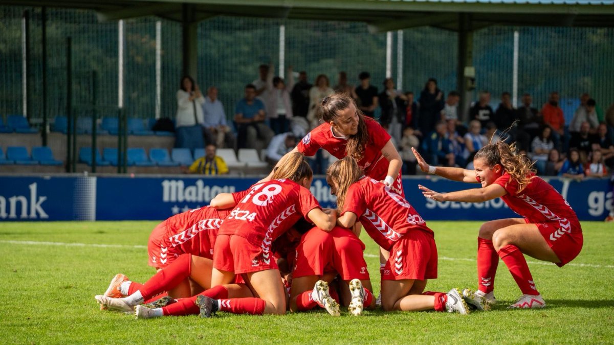 Les jugadores de l'AEM celebrem el gol de la victòria.