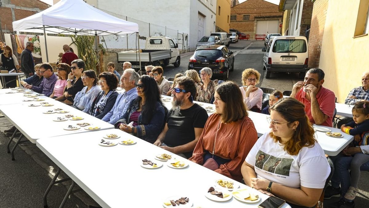 Els assistents van participar en una degustació que va maridar formatges i xocolate. - INGRID SEGURA