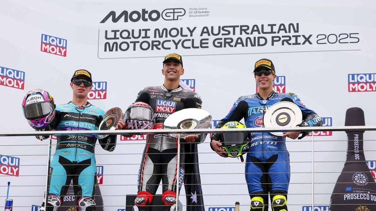 Diogo Moreira, a la dreta, al tercer calaix del podi. - MOTOGP