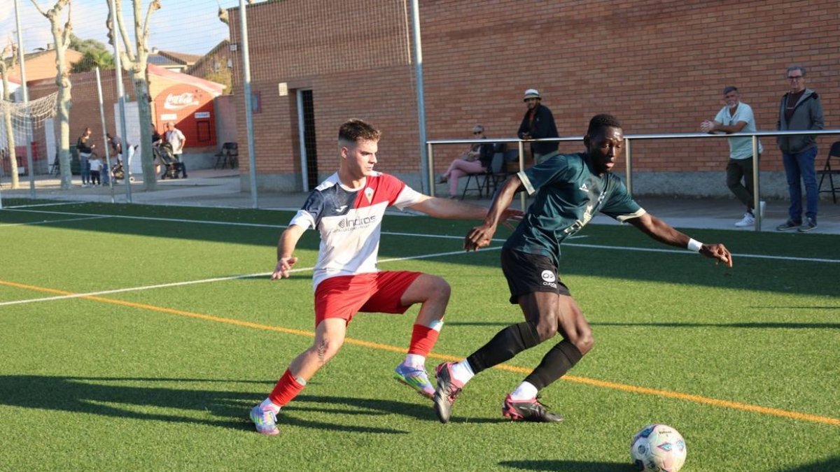 Un jugador del Linyola en pressiona un del Vallfogona durant el partit. - JOAN GÓMEZ