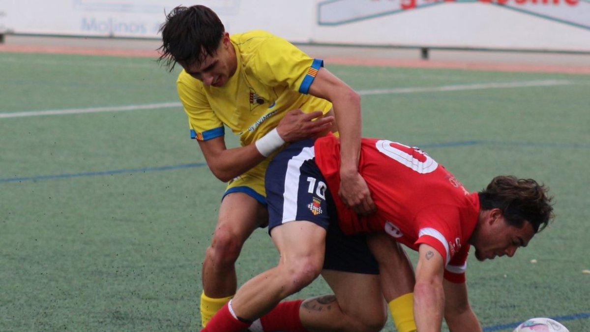 Bayona, del Balaguer, intenta controlar la pilota davant d’un rival. - JOAN BOVÉ