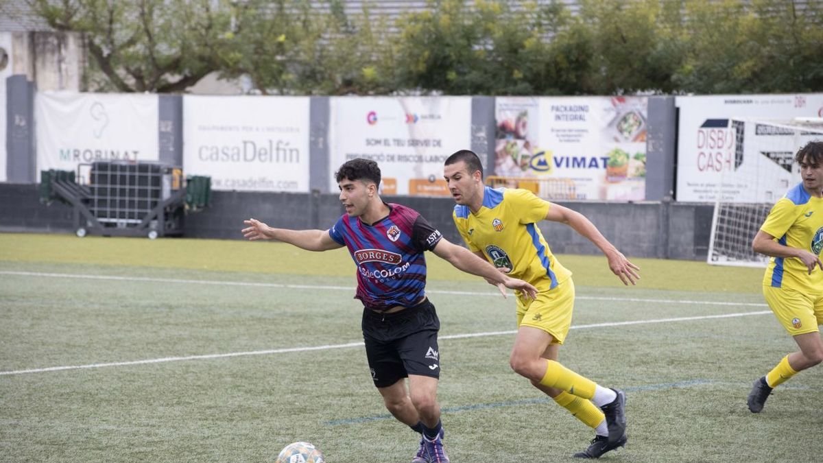 Un jugador del Tàrrega porta la pilota davant d’un defensa rival durant una situació del partit d’ahir. - CARMINA MARSIÑACH