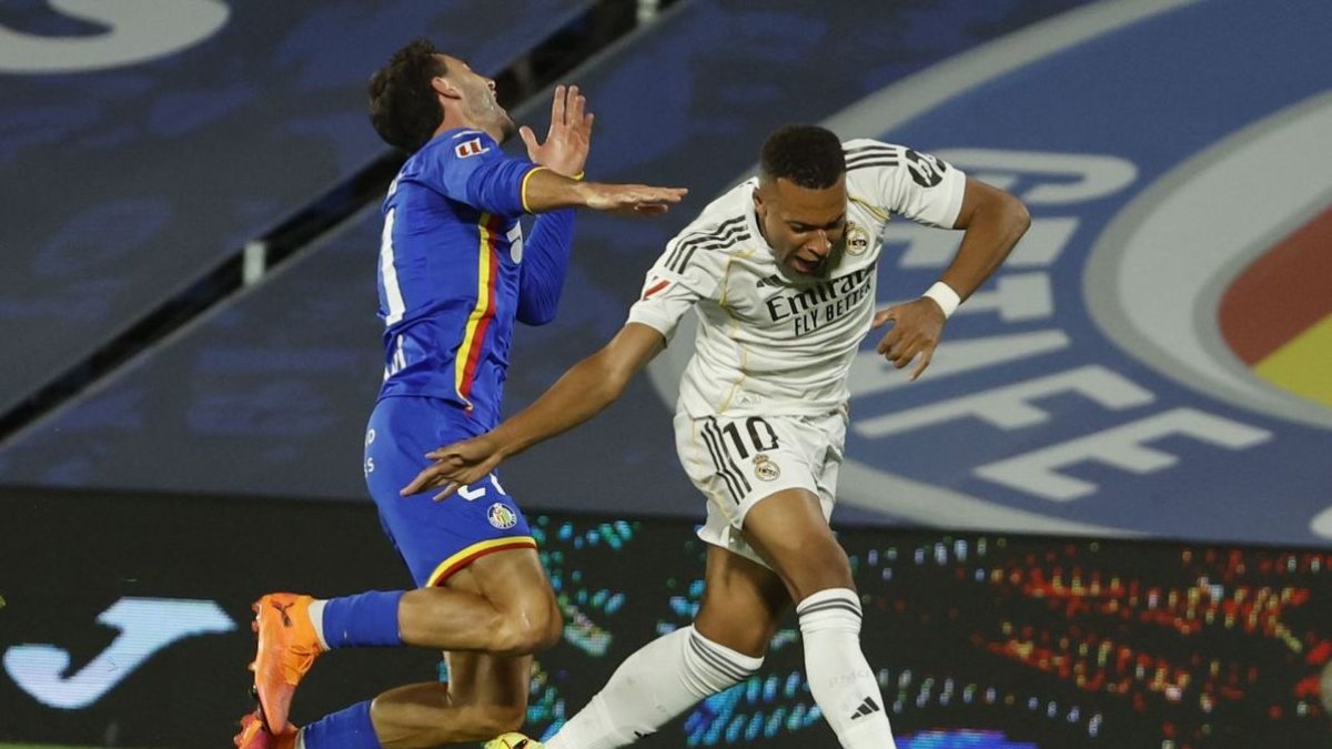 Mbappé, davant de Domingos Duarte, va tornar a ser clau. - EFE