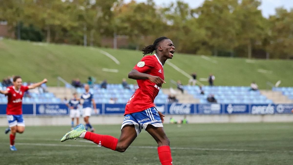 Lamin Juwara celebra amb ràbia el gol de l’empat del Mollerussa, que culminava el seu gran partit a Badalona. - JOSEP M. RIBES