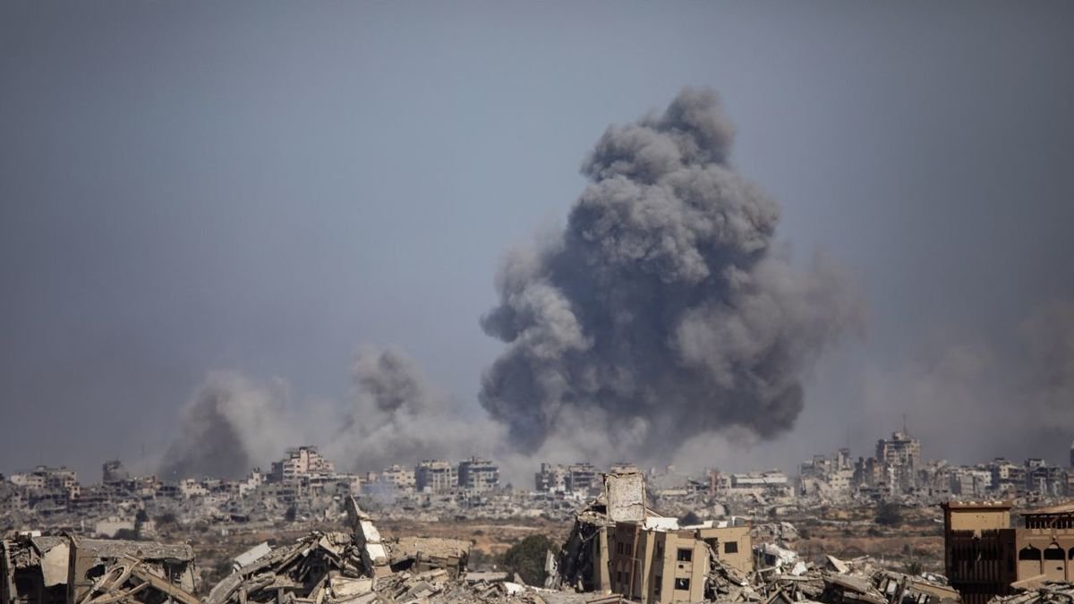 Imatge dels bombardejos israelians a la ciutat de Rafah, al nord de la Franja de Gaza. - EFE